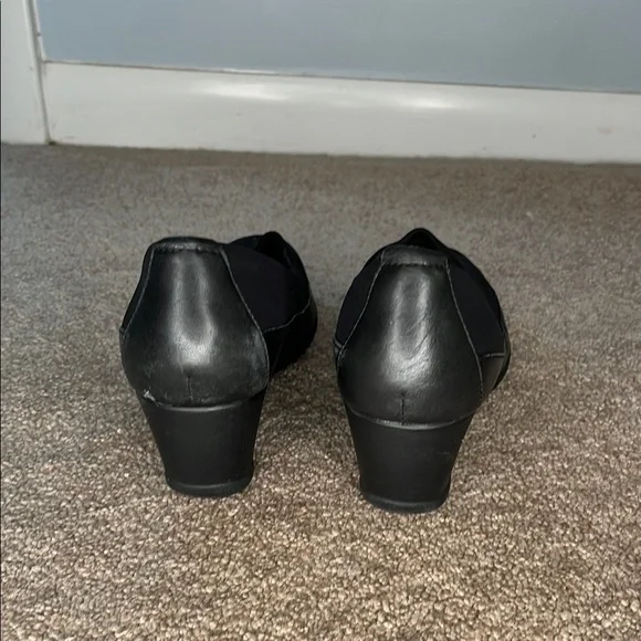 Clarks Black Flats with Suede Finish and Cushioned Insoles - Picture 5 of 7